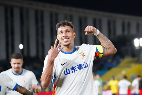 克雷桑戴帽独造五球 山东泰山客场5-1青岛西海岸