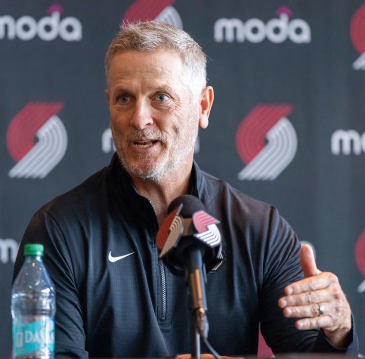 开拓者新老板首轮清洗：70人被裁，18年队记Holdahl离队