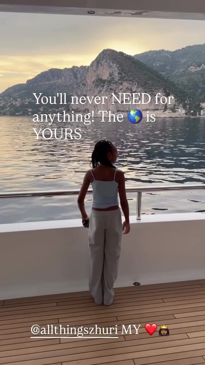 詹姆斯Instagram晒女儿游艇观海：配文‘全世界都是你的’