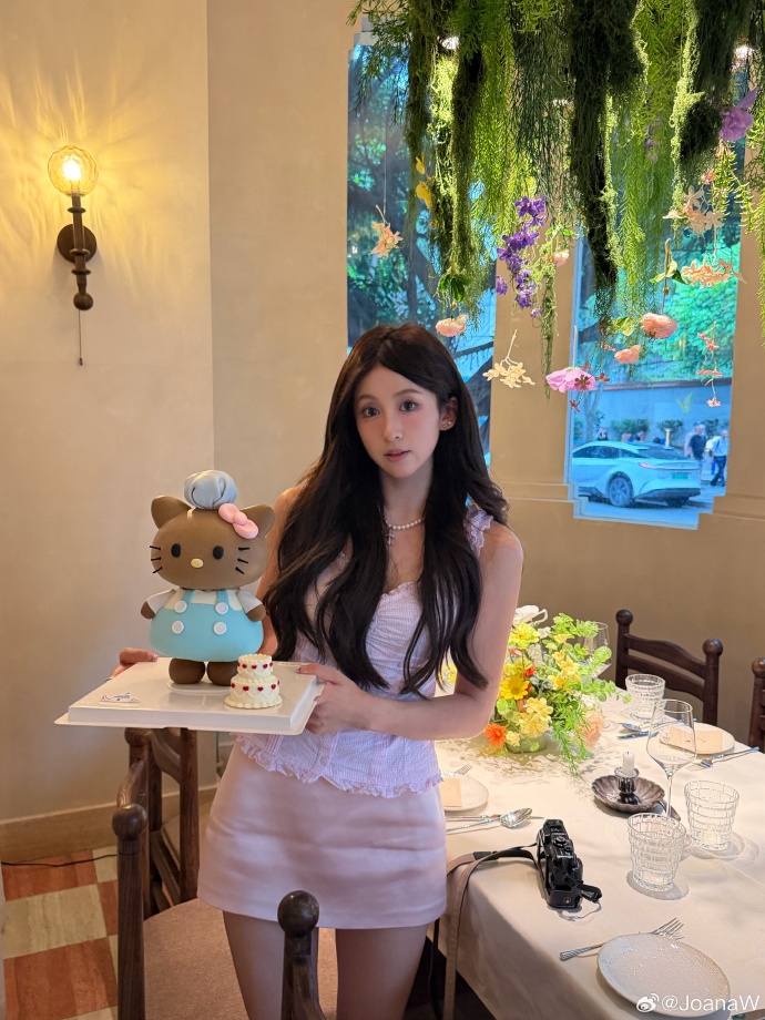 韦世豪社媒祝妻生日：永远18岁