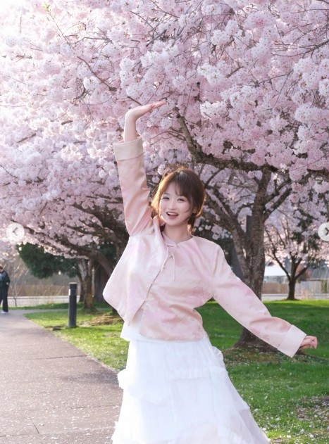 杨瀚森21岁生日：开拓者官方发文 女友INS转发