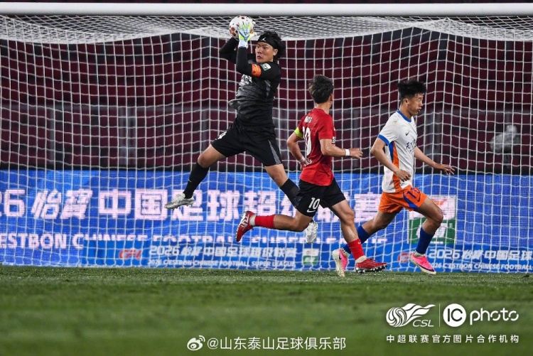 山东泰山客场5-1横扫辽宁铁人 泽卡瓦科双响炮