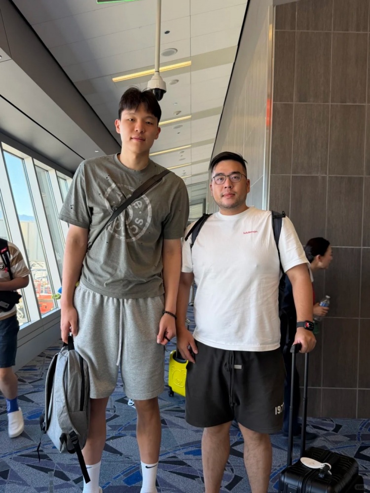 杨瀚森抵达拉斯维加斯,开拓者夏联首战时间确认 杨瀚森抵达拉斯维加斯,开拓者夏联首战时间确认