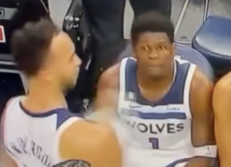 训练场互殴成新章:阿德巴约拳击希罗面部,NBA队友反目史再添一页 训练场互殴成新章:阿德巴约拳击希罗面部,NBA队友反目史再添一页