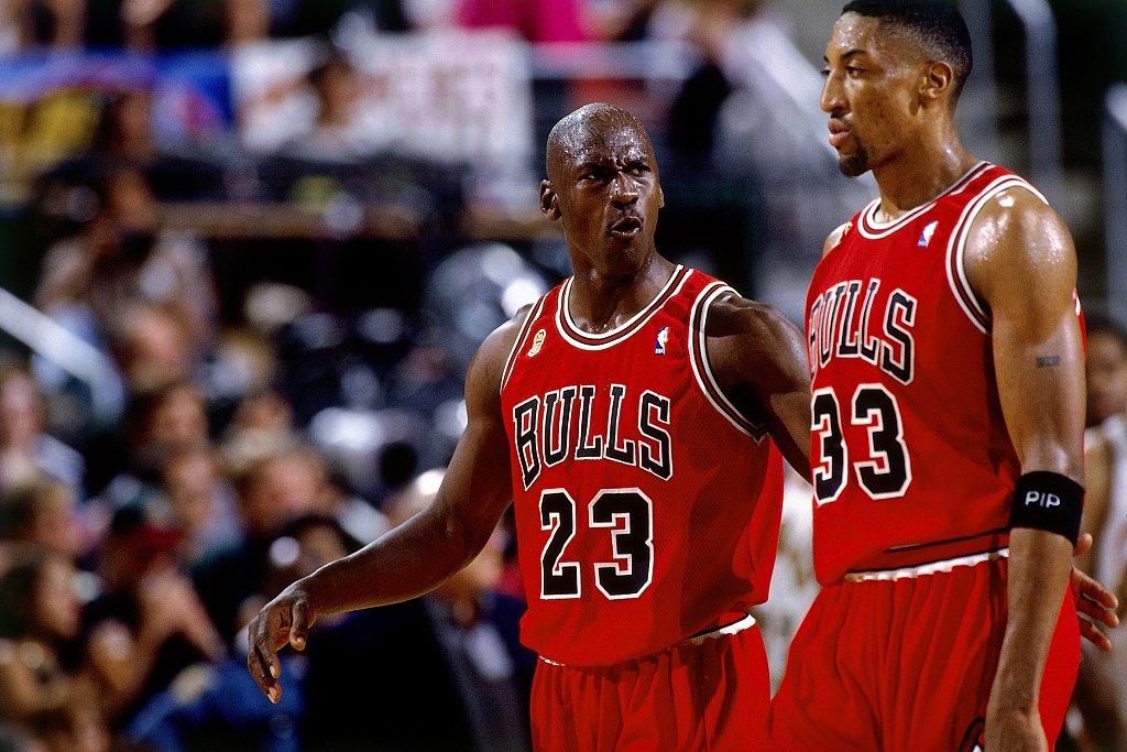 训练场互殴成新章:阿德巴约拳击希罗面部,NBA队友反目史再添一页 训练场互殴成新章:阿德巴约拳击希罗面部,NBA队友反目史再添一页