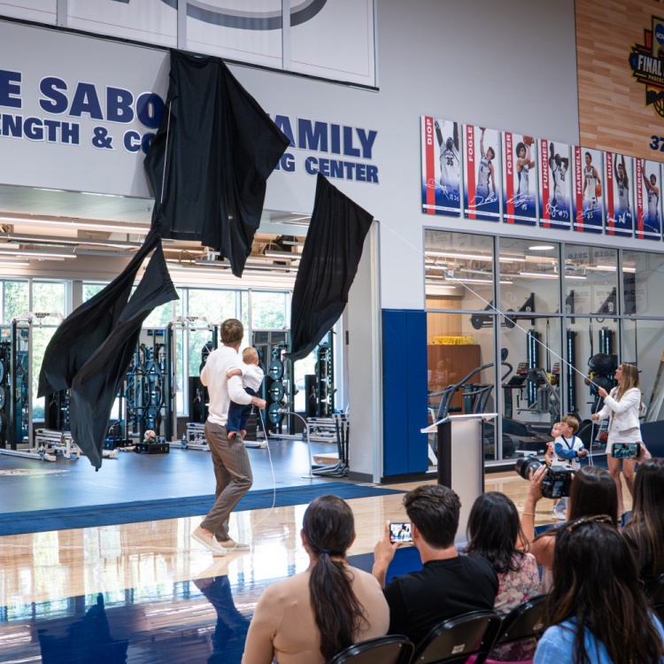 小萨博尼斯夫妇捐赠冈萨加大学体能训练中心正式揭幕 小萨博尼斯夫妇捐赠冈萨加大学体能训练中心正式揭幕