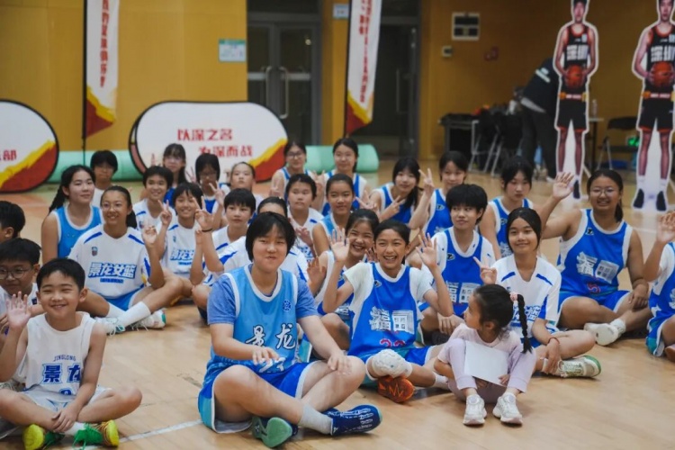 深圳男篮校园行：三名球员现场教学，校女篮此前夺区冠军