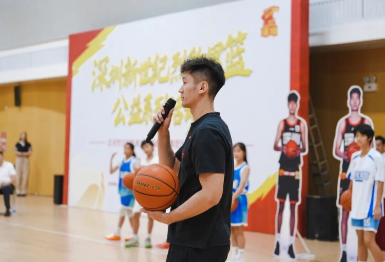 深圳男篮校园行：三名球员现场教学，校女篮此前夺区冠军
