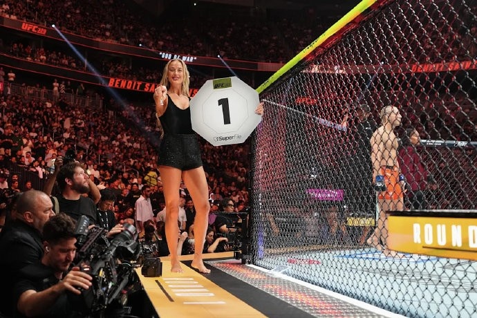 WNBA球员索菲·坎宁安UFC举牌：与怀特闲聊8分钟敲定，赛季场均9.5分