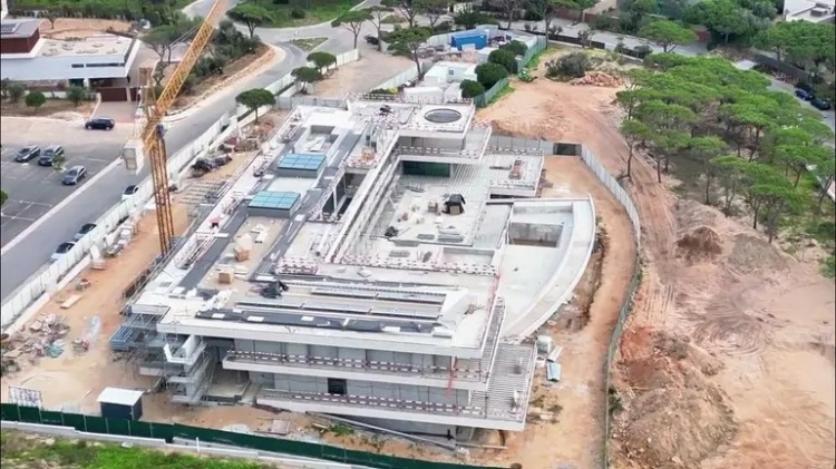 C罗携家人入住3500万欧豪宅,三年施工保龄球道启用 C罗携家人入住3500万欧豪宅,三年施工保龄球道启用