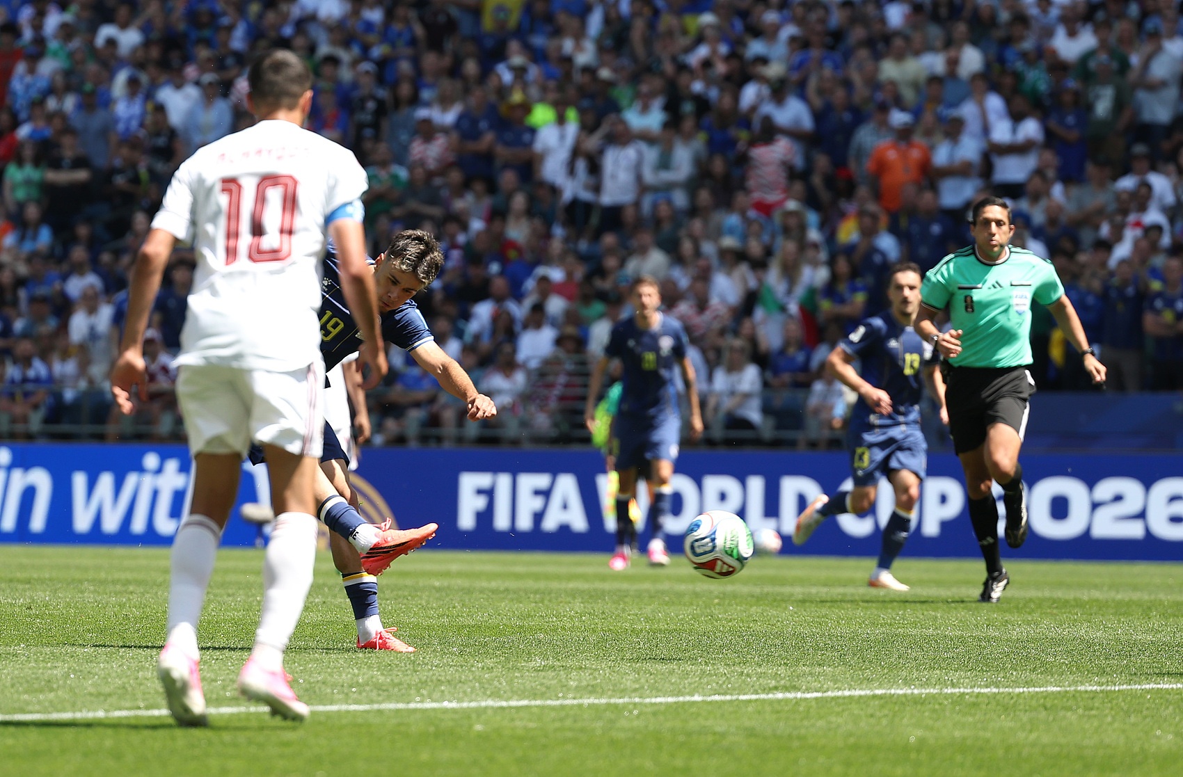 FIFA官方公布世界杯最佳进球12候选：费兰决赛绝杀领衔，梅西姆巴佩在列