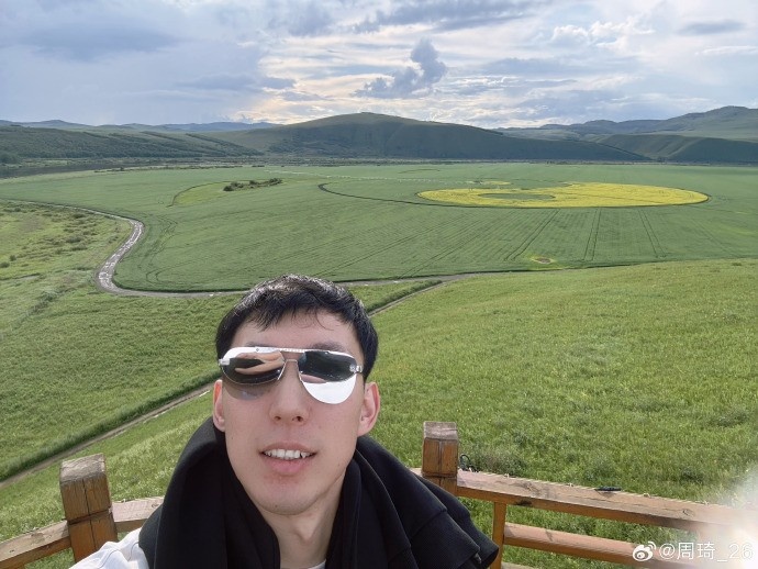 周琦社媒晒满洲里游玩照 配文“百年满洲里” 上季季后赛场均2.1盖帽