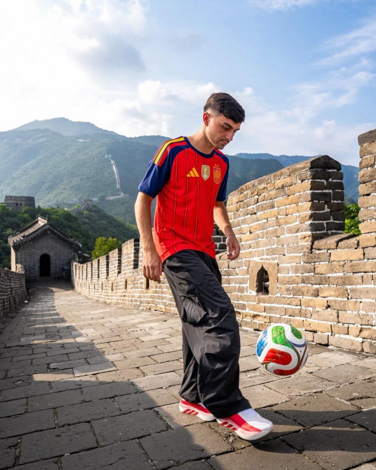 佩德里中国行社媒晒照 北京长城两站打卡