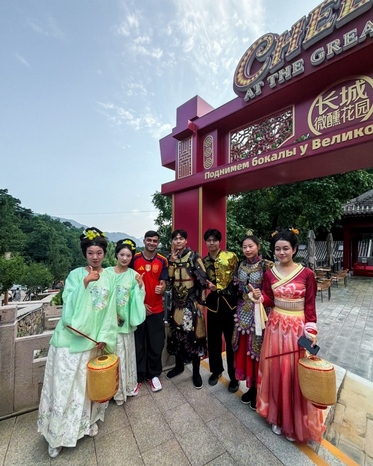 佩德里中国行社媒晒照 北京长城两站打卡
