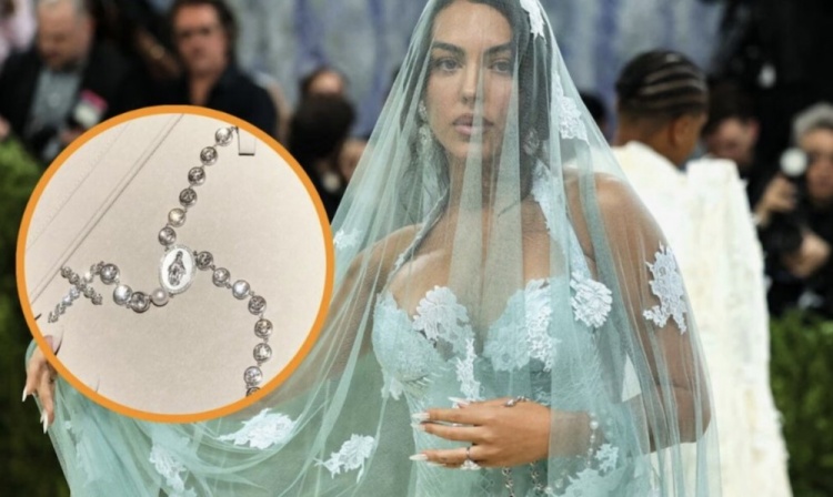 C罗未婚妻乔治娜纽约大都会晚会造型:念珠价值700万欧镶64钻 C罗未婚妻乔治娜纽约大都会晚会造型:念珠价值700万欧镶64钻