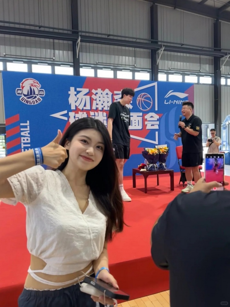 淄博博主机场偶遇杨瀚森:老乡性格很好 淄博博主机场偶遇杨瀚森:老乡性格很好