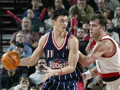 版本迭代：低位肉搏到高位策应，姚明、鲨鱼、约基奇的时空坐标