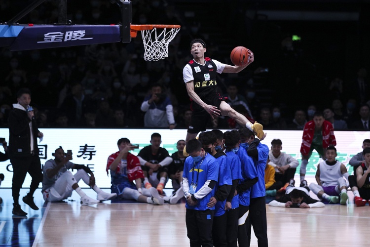 陈登星:常看卡特扣篮但偶像是科比 成DUNKMAN首位中国选手 陈登星:常看卡特扣篮但偶像是科比 成DUNKMAN首位中国选手