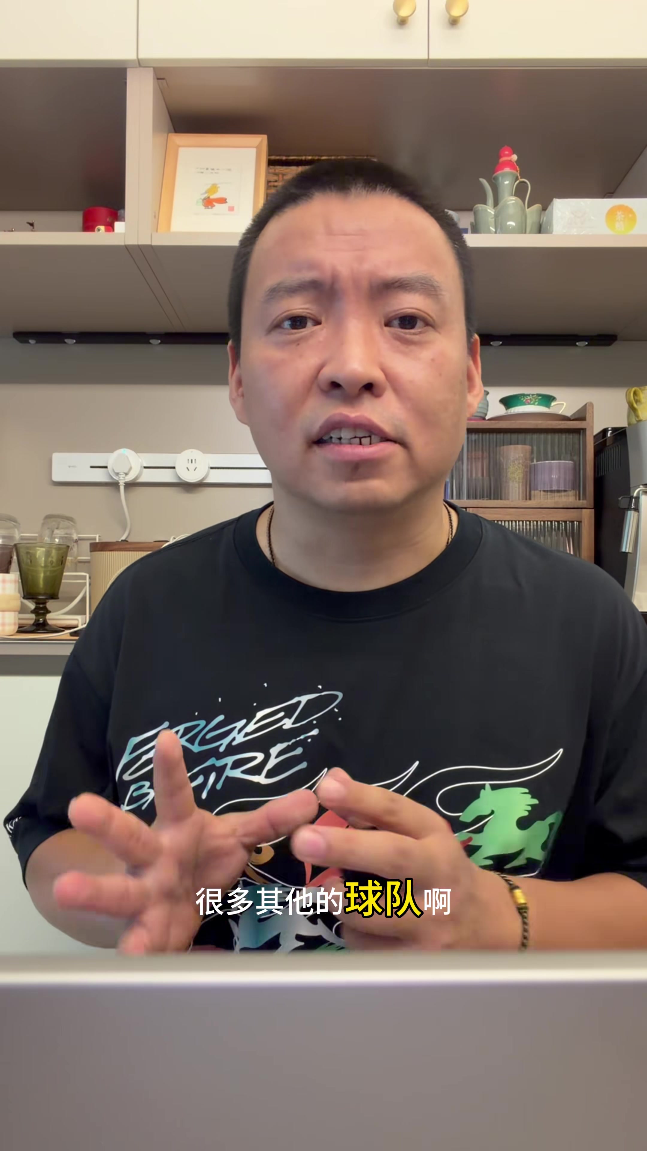 管维佳:76人不能来者不拒 波普可抱大腿 新援需黑又硬或高大锋线 管维佳:76人不能来者不拒 波普可抱大腿 新援需黑又硬或高大锋线