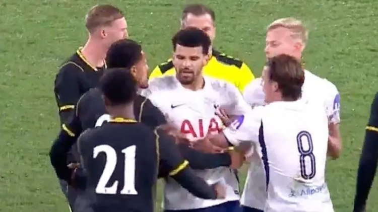 加拉格尔开场铲人染黄 热刺2-1切尔西 加拉格尔开场铲人染黄 热刺2-1切尔西