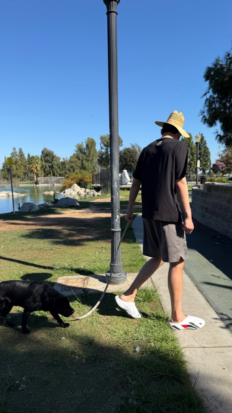 杨瀚森社媒晒草帽遛狗照 洛杉矶特训对位科洛克现身马克西球局 杨瀚森社媒晒草帽遛狗照 洛杉矶特训对位科洛克现身马克西球局