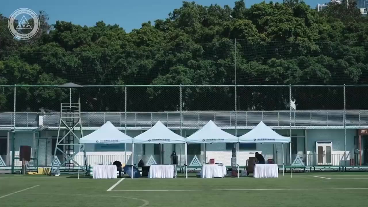 高温预警下的开放日:数百球迷涌训练场 签名合影互动超预期 高温预警下的开放日:数百球迷涌训练场 签名合影互动超预期
